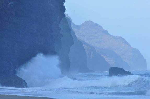 Enormes ondas estouram nos rochedos da Kalalau Beach, na Na'Pali Coast, costa norte de Kauai, no Havaí
